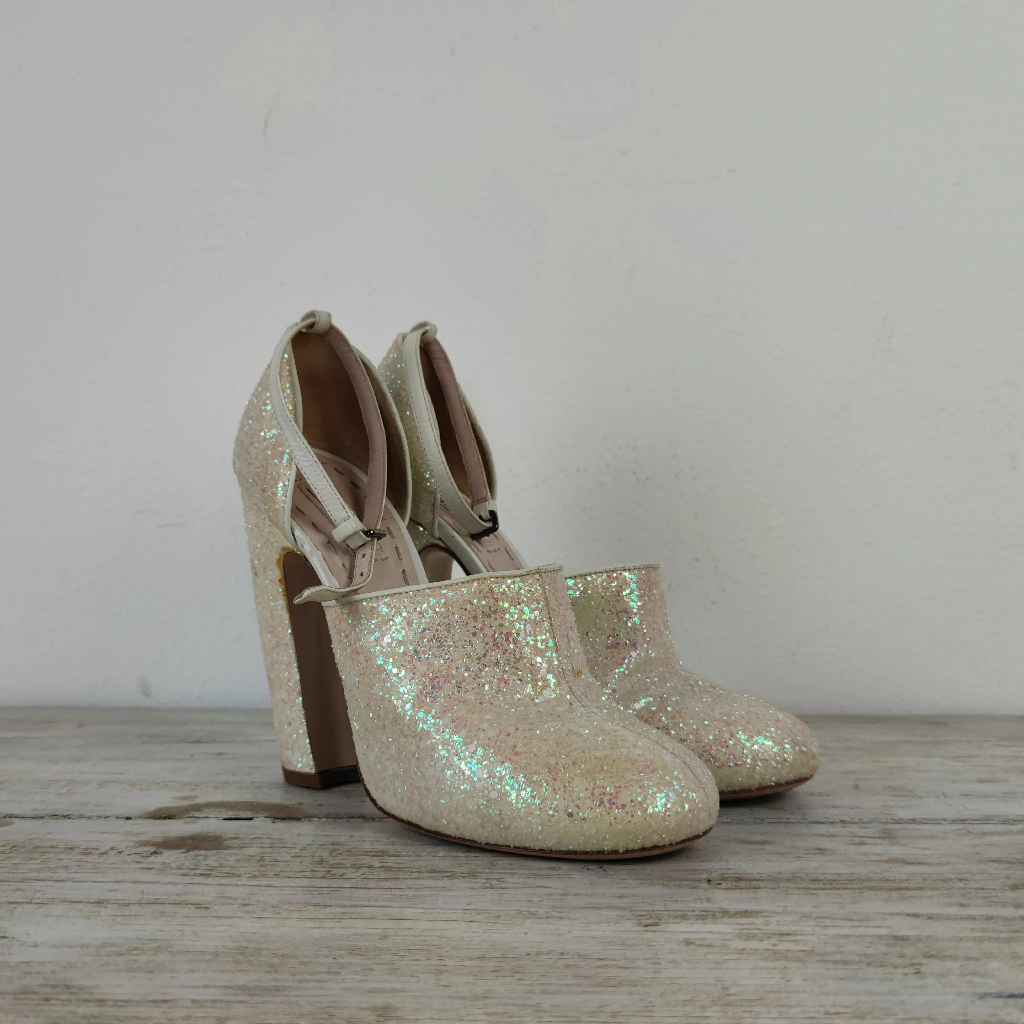 scarpe con glitter e tacco ad arco