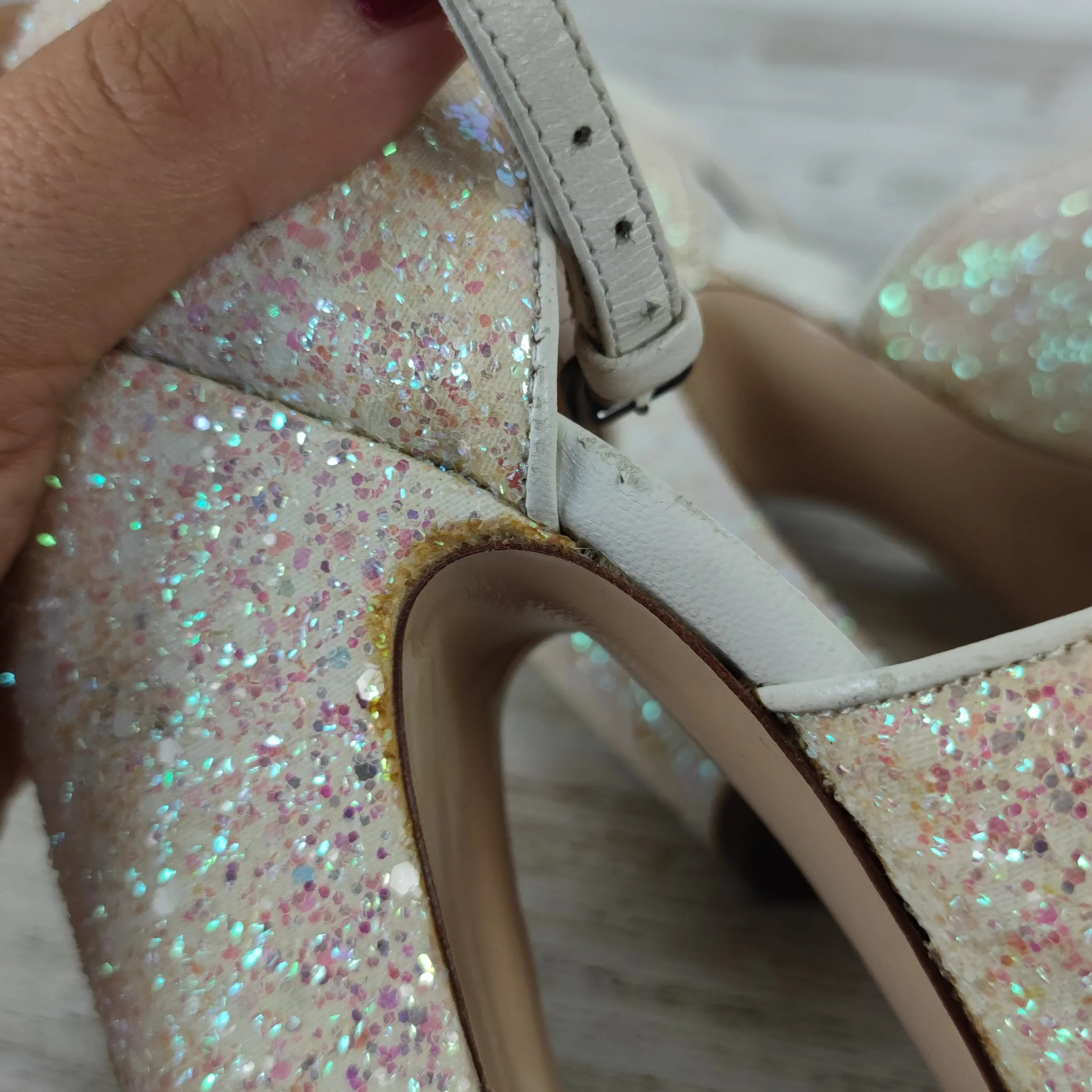 scarpe con glitter e tacco ad arco