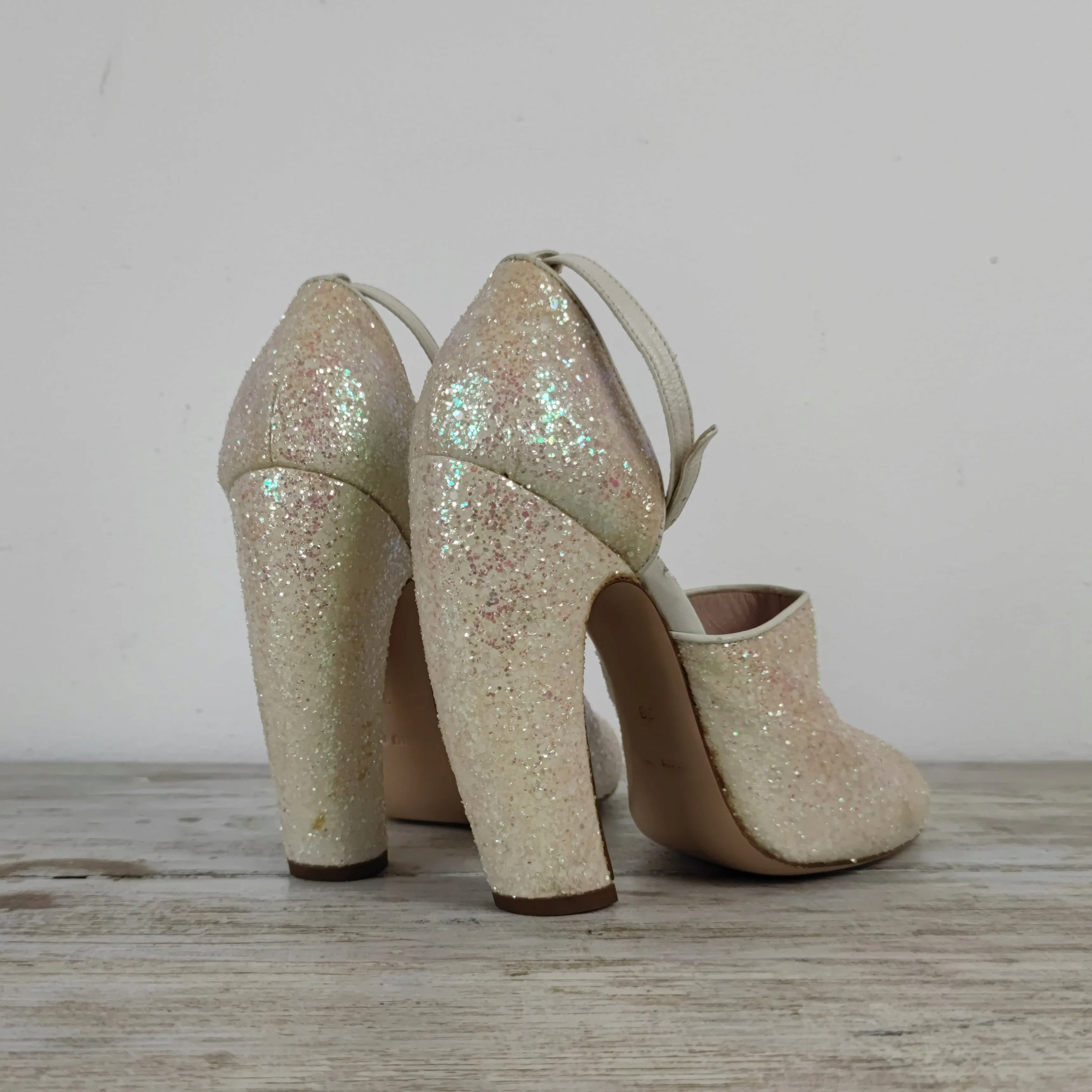 scarpe con glitter e tacco ad arco