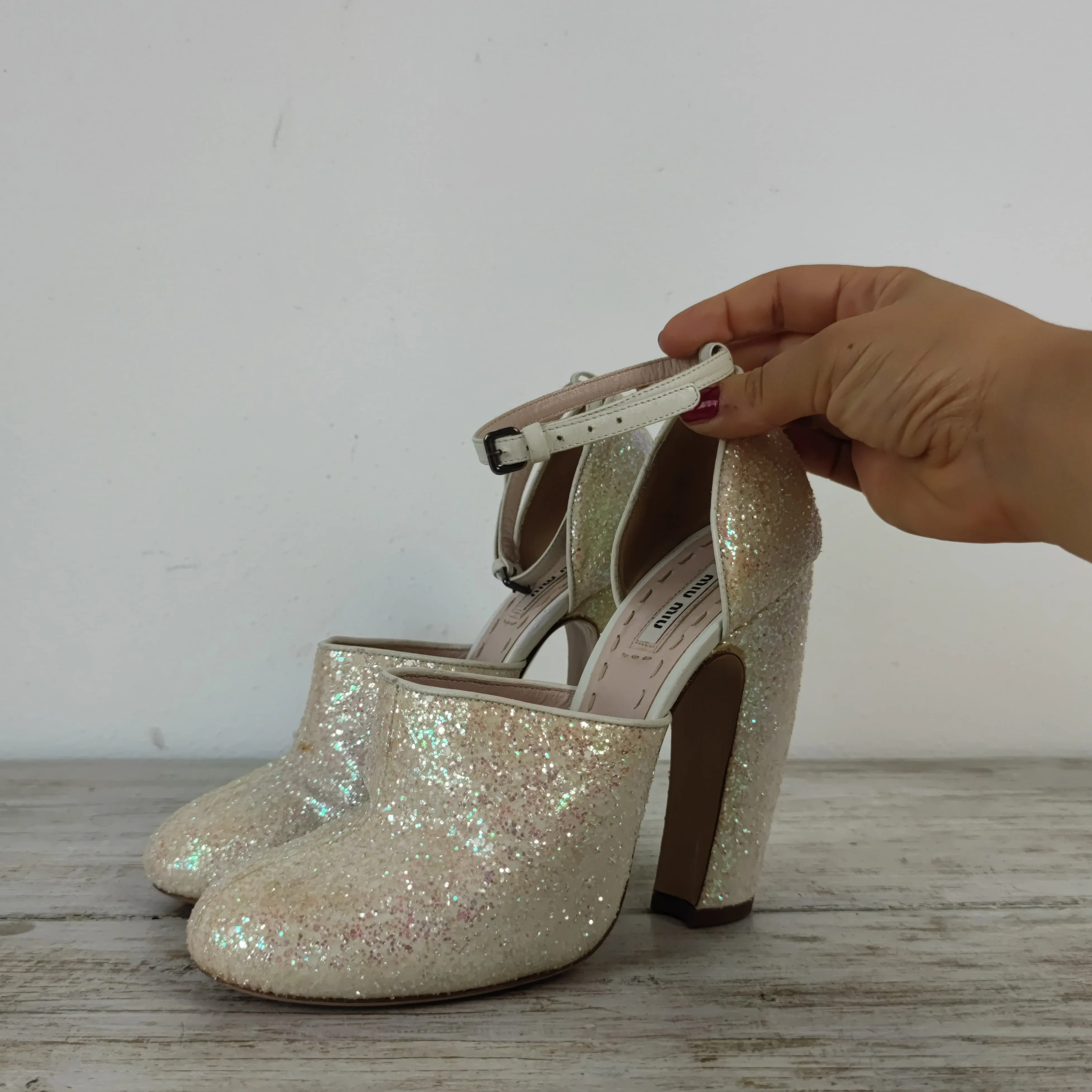 scarpe con glitter e tacco ad arco