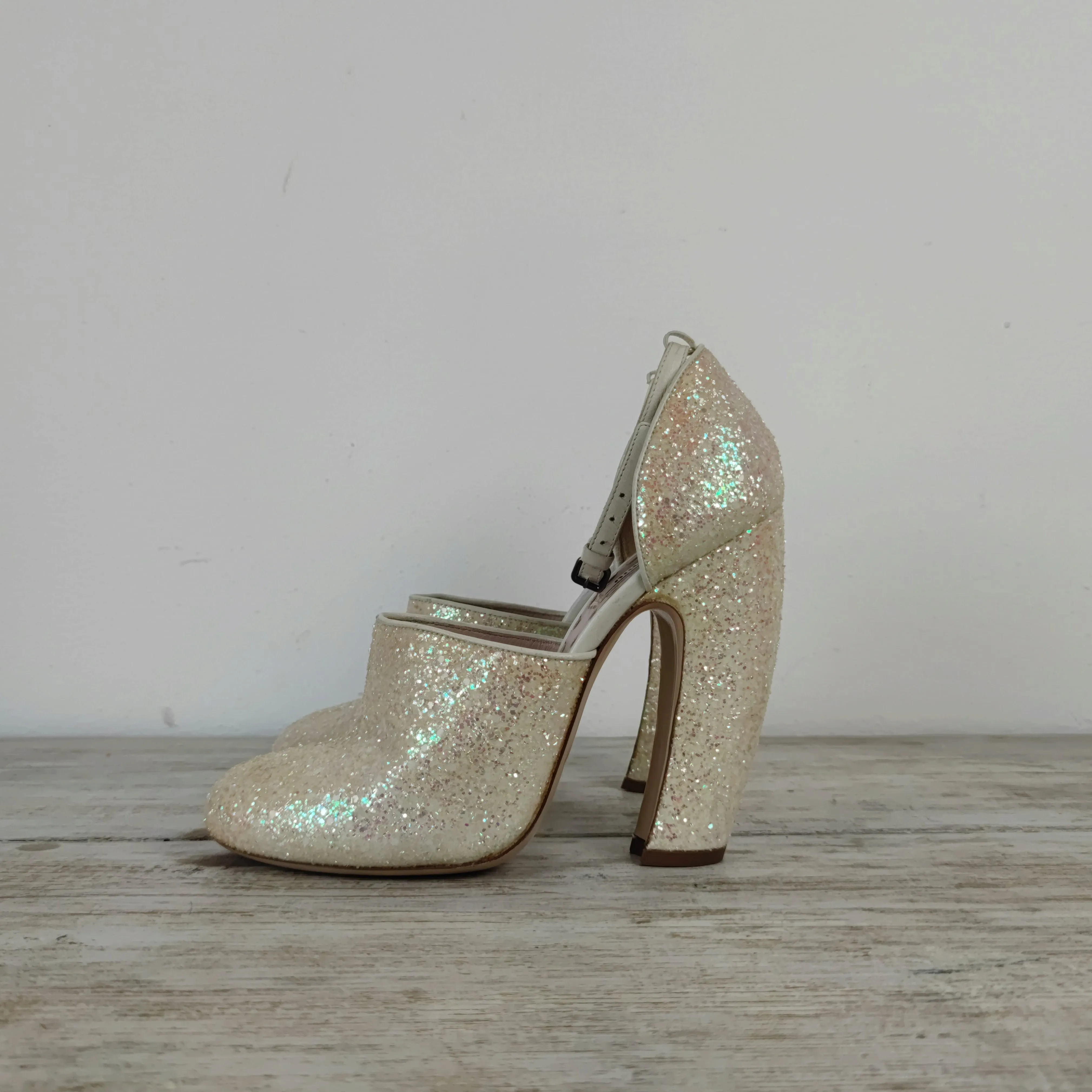 scarpe con glitter e tacco ad arco