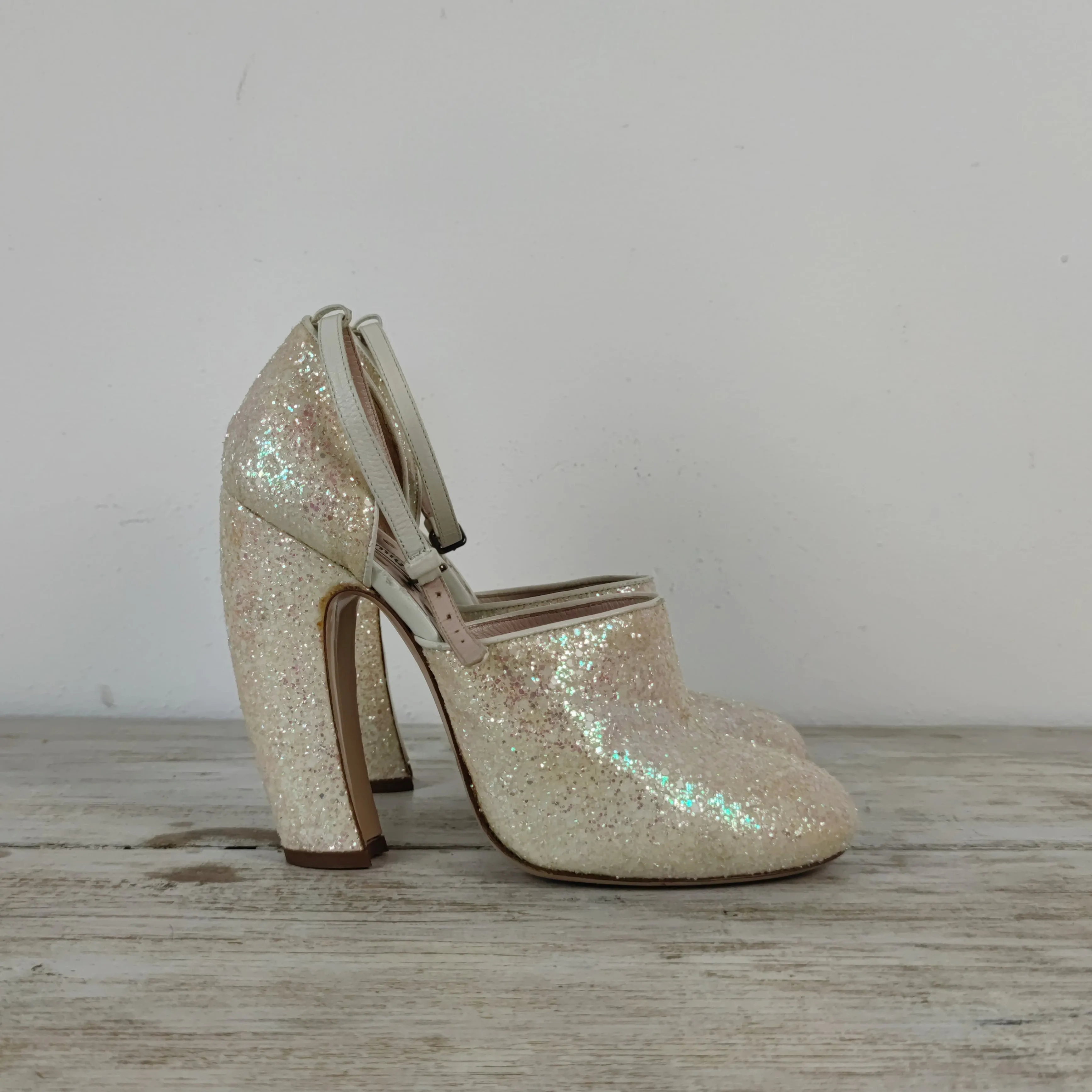 scarpe con glitter e tacco ad arco