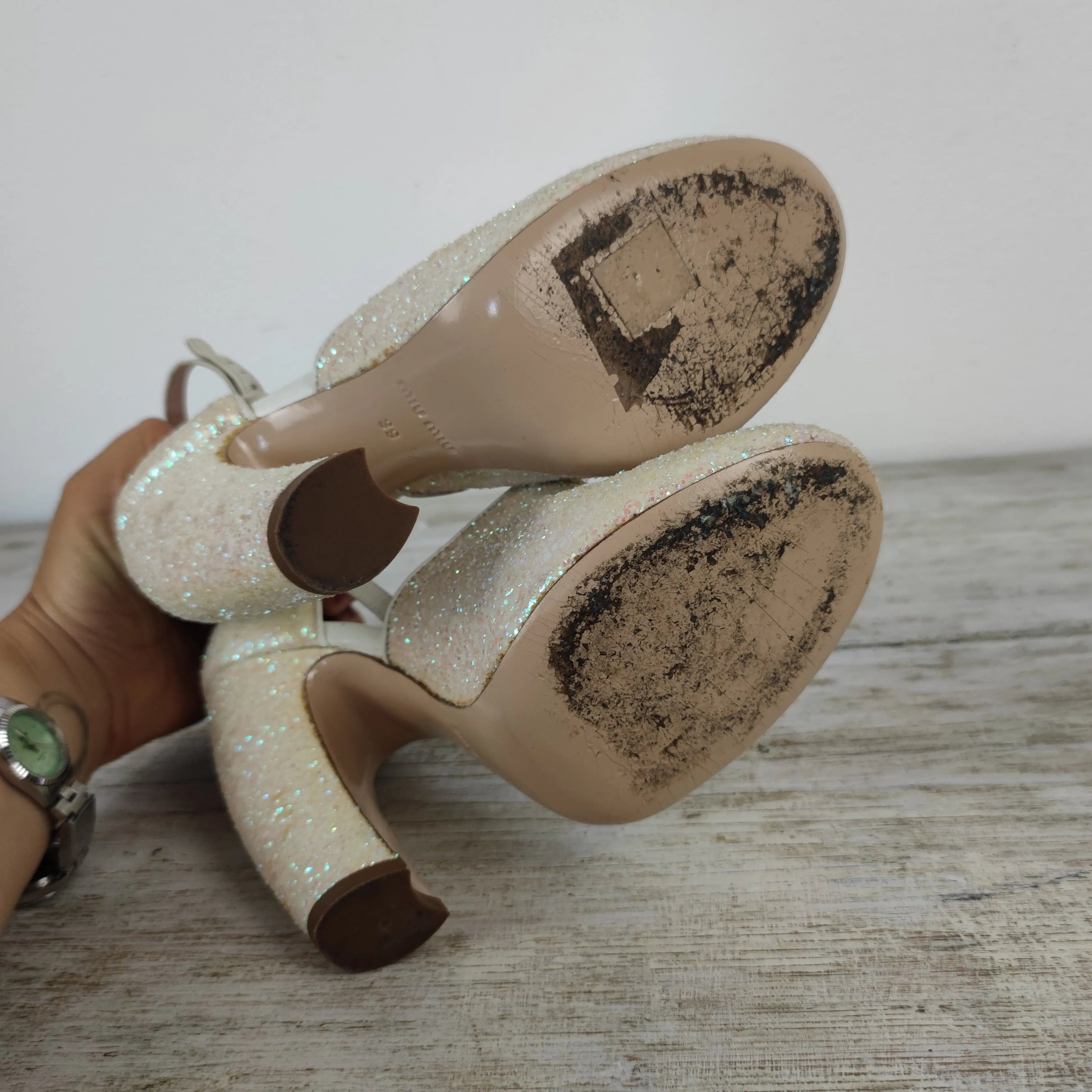 scarpe con glitter e tacco ad arco